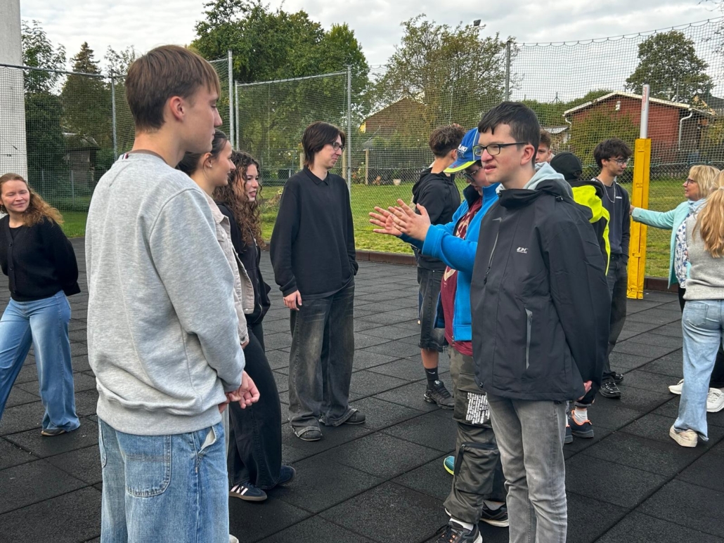 Am ersten Projekttag starteten wir mit einem Kennenlernen auf dem Aktivhof in Haus 2